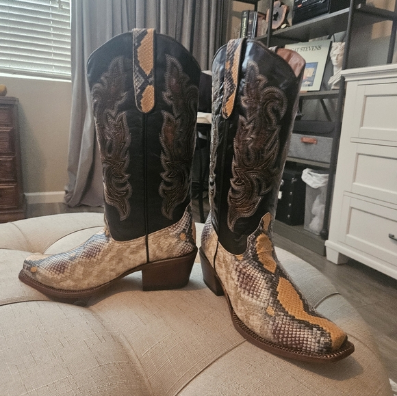 Snakeskin Patterned Heeled Boots - Picture 2 of 7